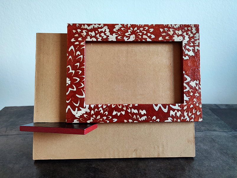 Cadre photo rouge (motif floral)